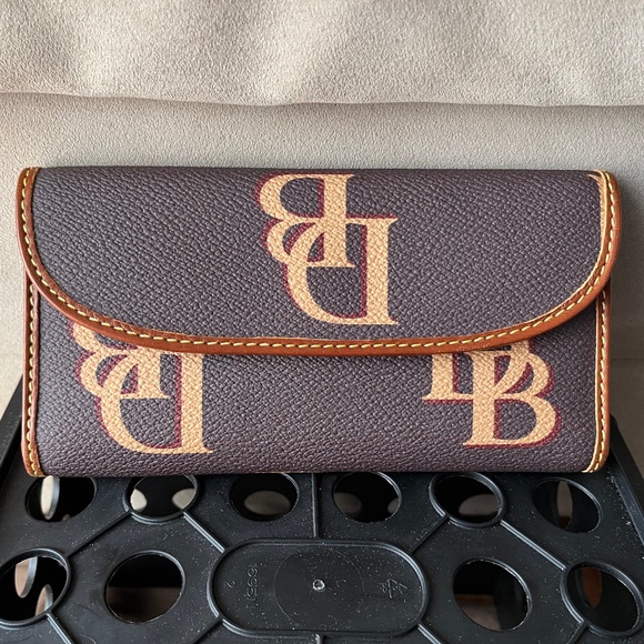 Dooney & Bourke monogram continental wallet - Picture 1 of 6
